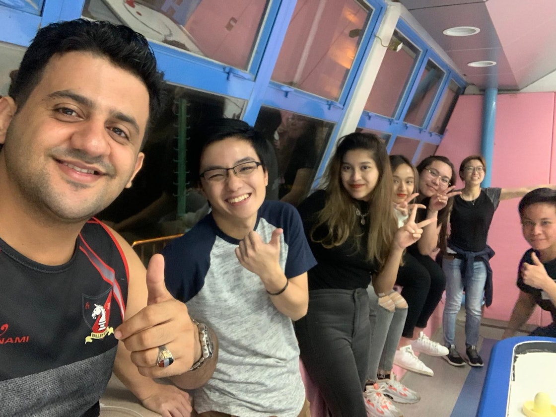 Pete(左二)與同學們參加大學迎新營的照片